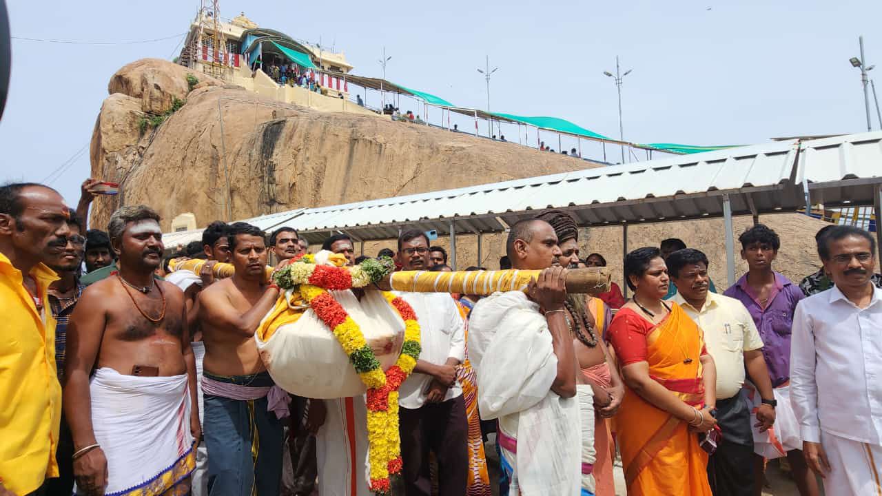திருச்சி மலைக்கோட்டை கோவிலில் 150 கிலோ மெகா சைஸ் கொழுக்கட்டை படையல்..